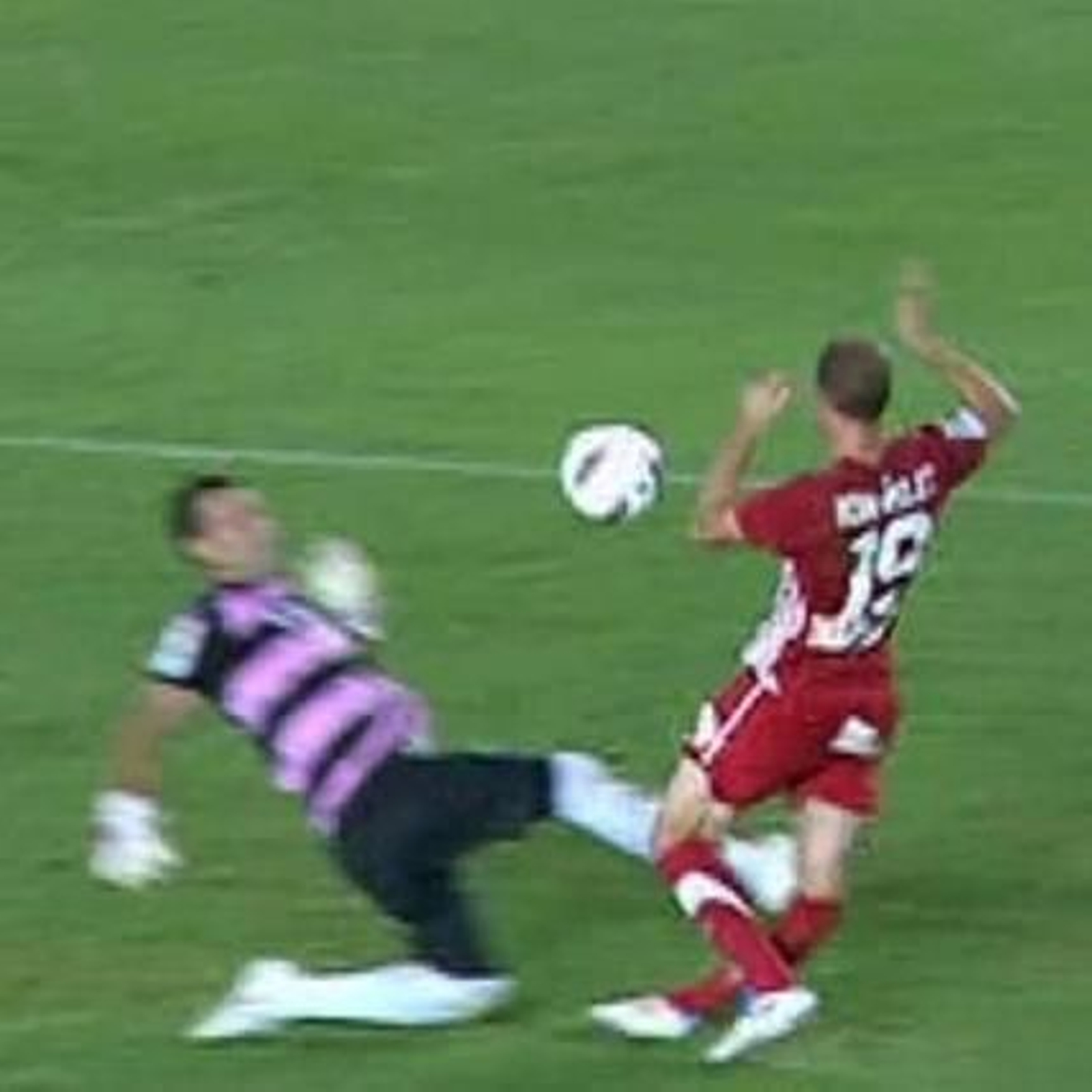 Ion Vélez, delantero del Girona retirado en camilla tras chocar con Toni Doblas en el minuto 85, fue trasladado al Hospital de Jerez para ver el alcance exacto de la lesión

Foto: Pascual