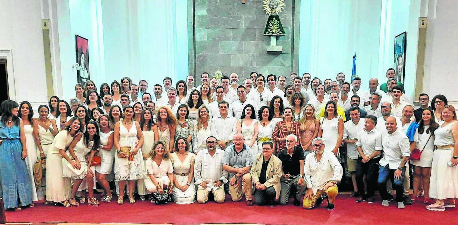 El grupo de antiguos alumnos del colegio de San Felipe Neri perteneciente a la promoción de 1994-95 con algunos de sus antiguos profesores, entre ellos, José Exposito, Rafael Marín, Amparo Bellón, José Ernesto Sánchez de Cos, Carlos Aranda y Leoncio Fernández.