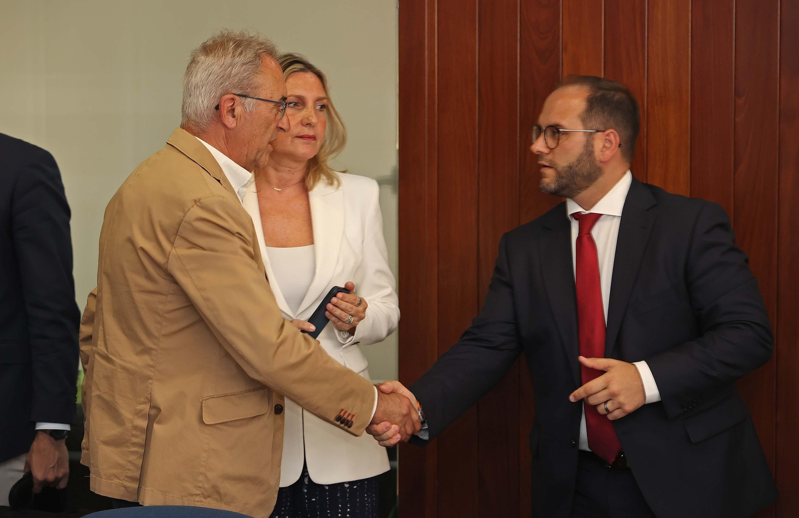 La reunión sobre el Brexit entre los alcaldes de la comarca y el ministro de Exteriores José Manuel Albares, en imágenes