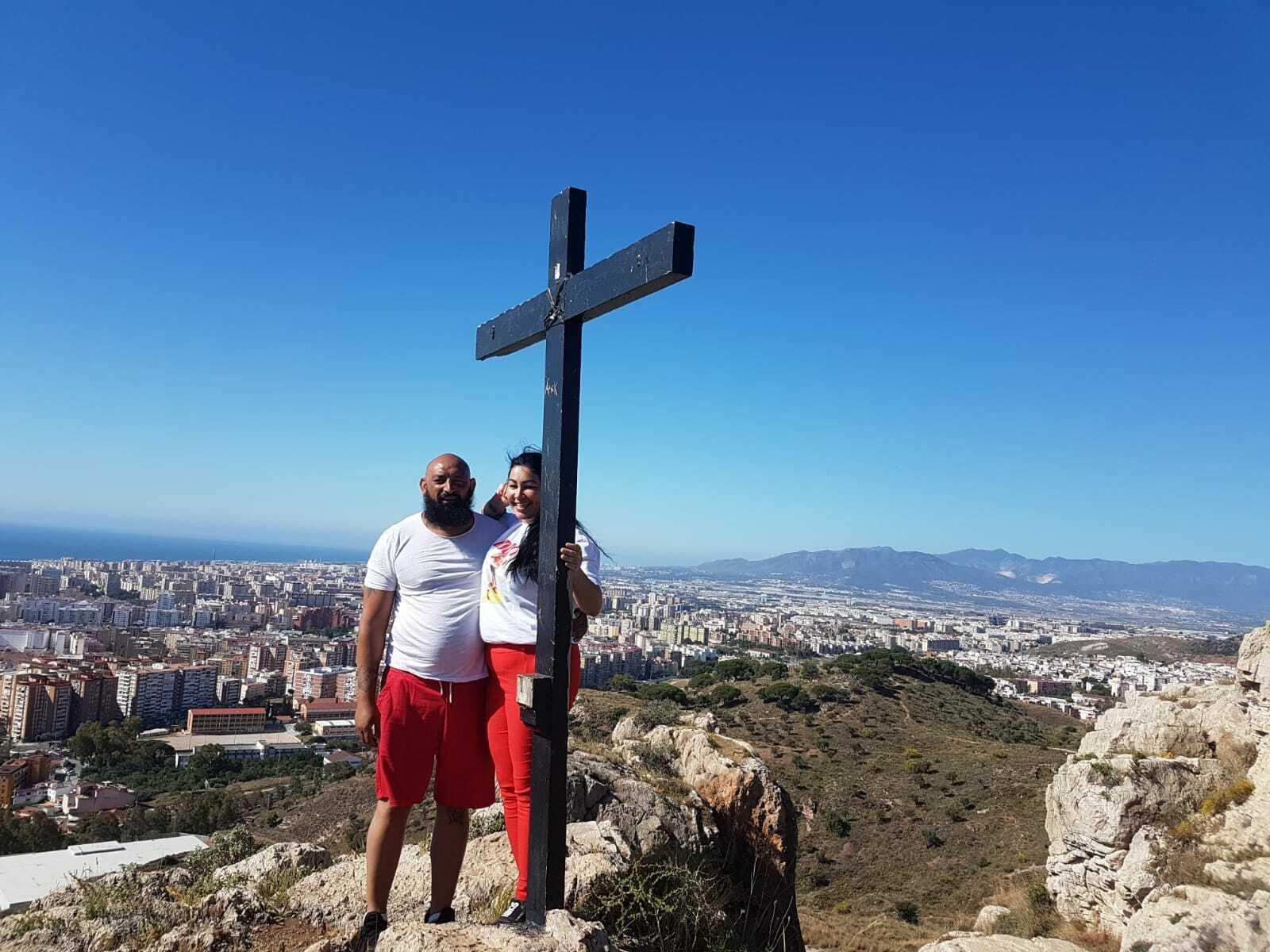 Jesús Rodríguez 'El Chule' y su pareja junto a la cruz desparecida el Monte Coronado