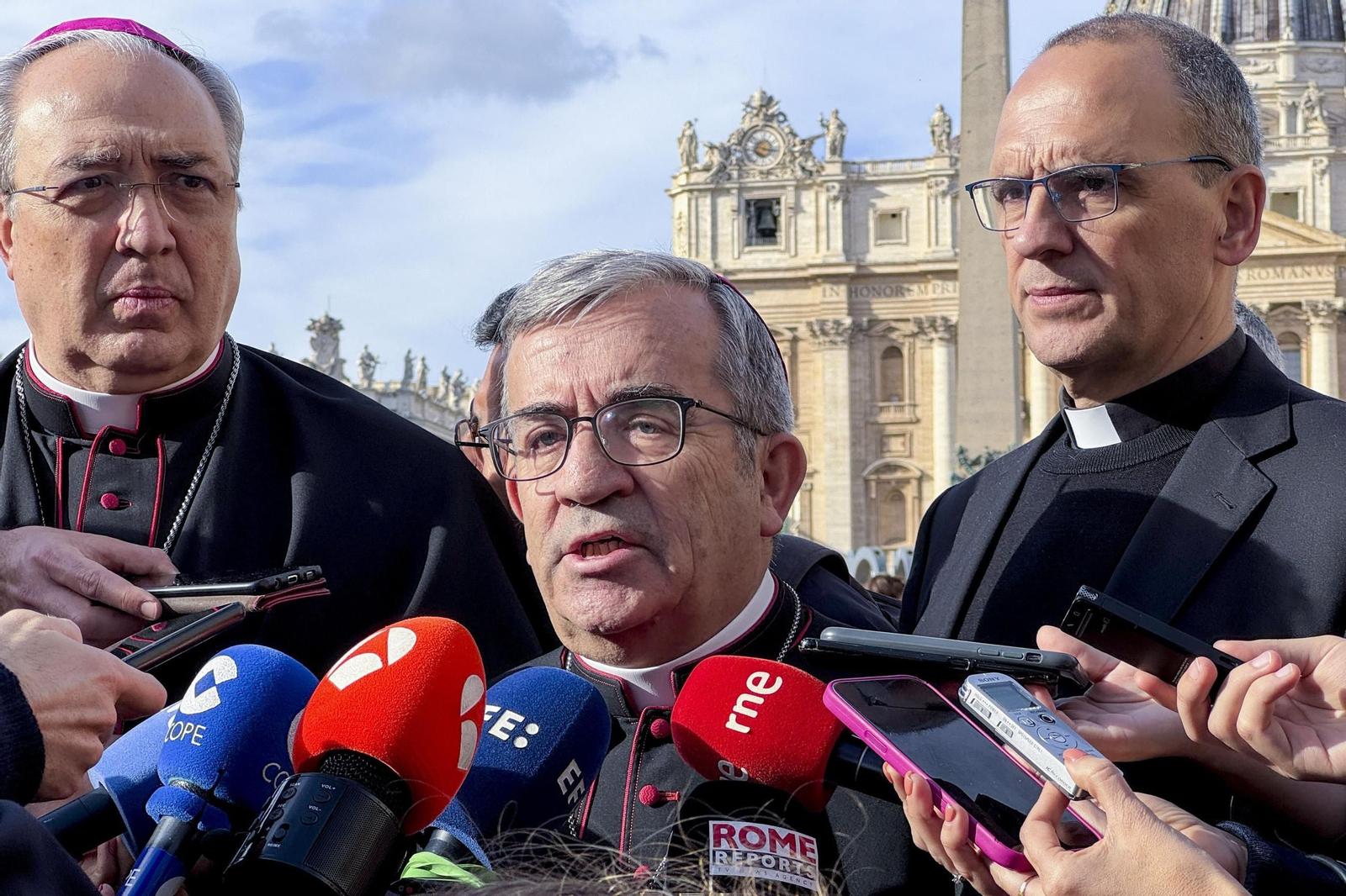 El presidente de la Conferencia Episcopal Española (CEE), Luis Argüello, atiende a la prensa tras la reunión que la cúpula de la CEE mantuvo este lunes con el papa León XIV.