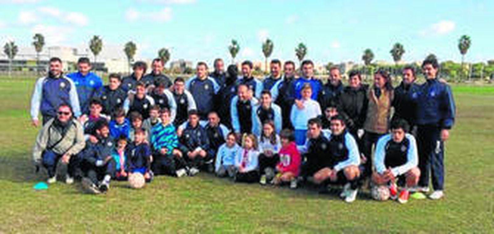 Los futbolistas del Xerez Deportivo FC posaron en la Pradera con los alumnos de los Marianistas que les visitaron.
