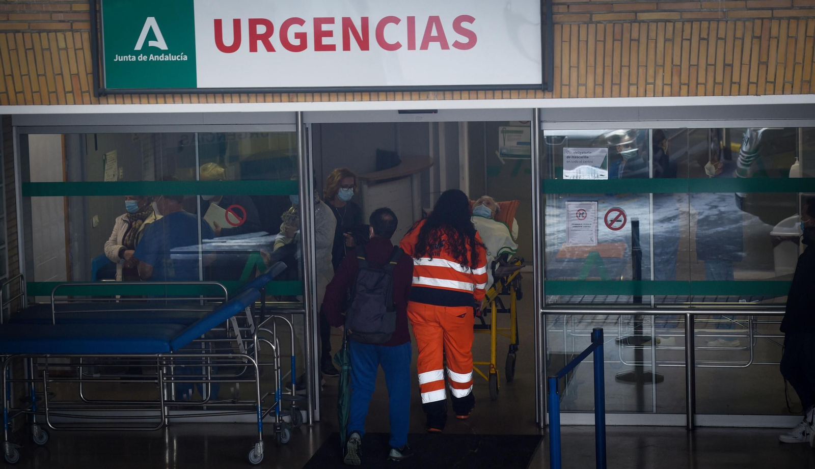 Personal sanitario introduce en camilla a un paciente en las Urgencias del Hospital General del Virgen del Rocío.