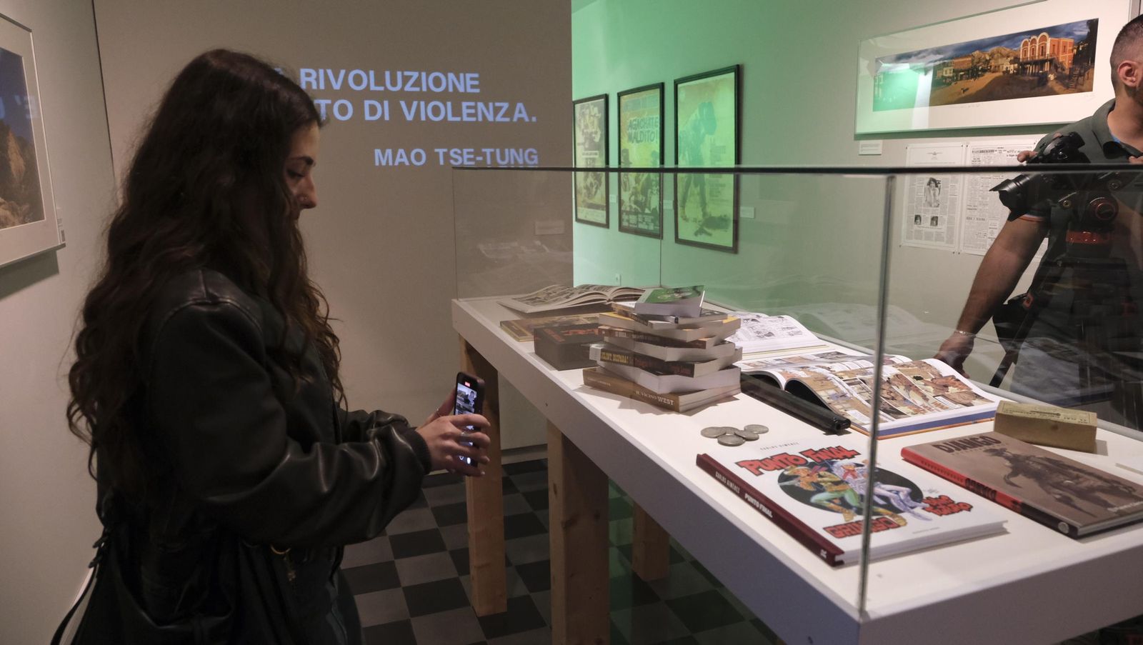 Inauguración de la exposición 'Revolución Leone' en la Casa del Cine de Almería, en imágenes