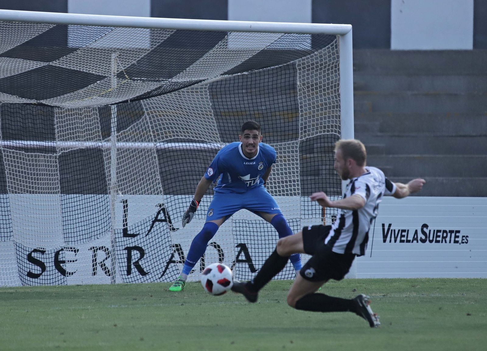 Robador observa el balón que intercepta Joe, el pasado domingo.