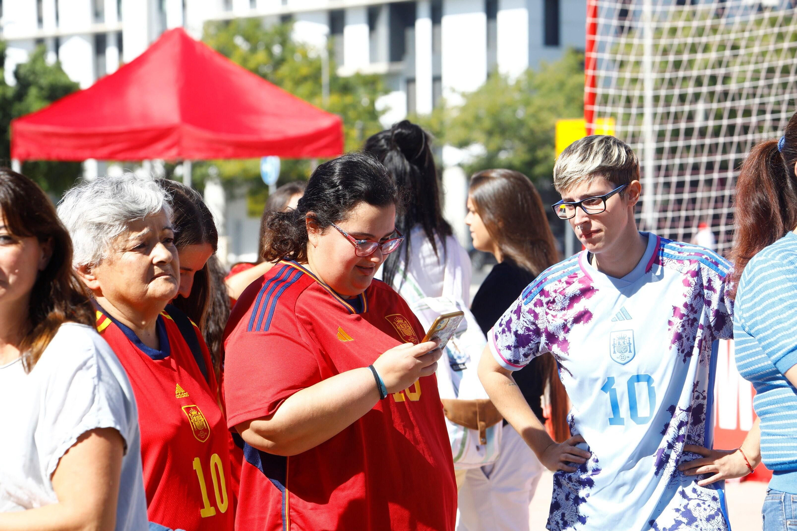 Córdoba se divierte en la 'Fan Zone' previa al partido de España ante Suiza, en imágenes