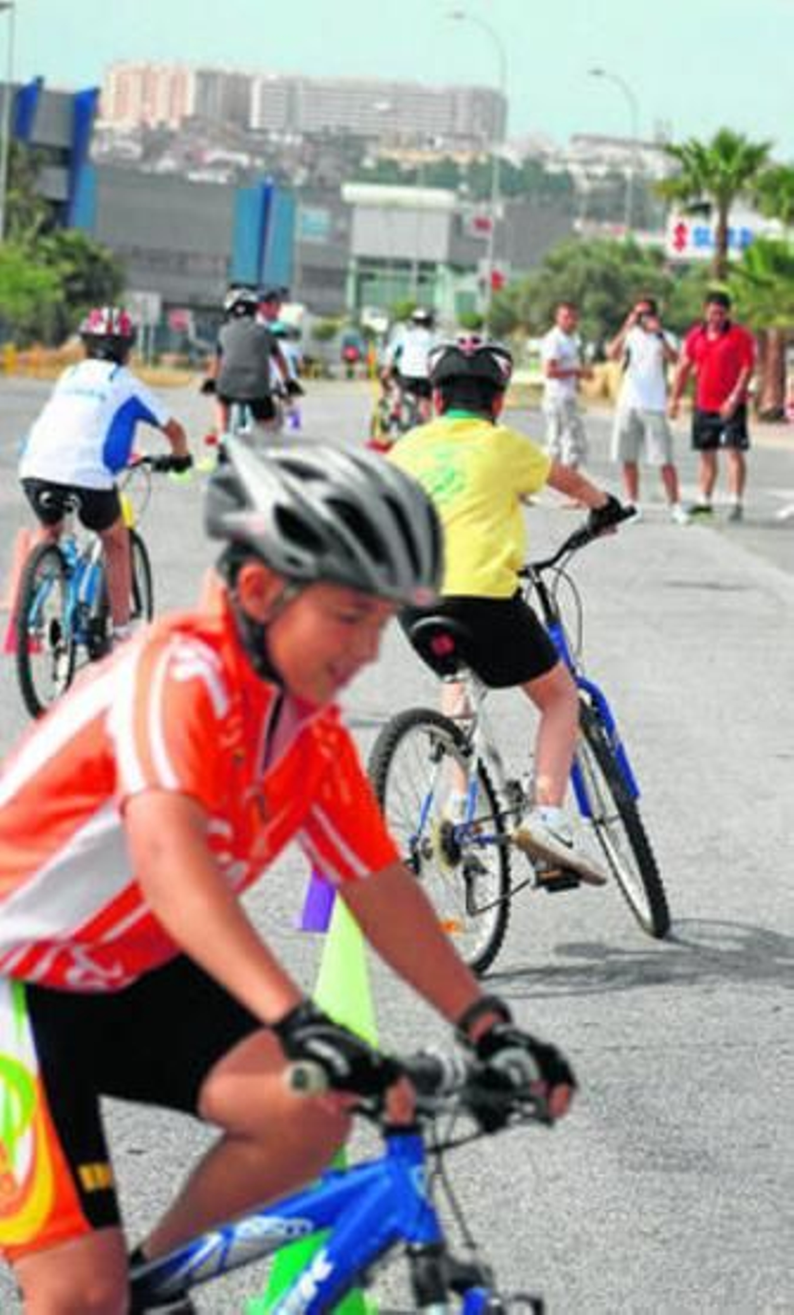 1. Ciclistas de Los Barrios y Tarifa, en los alrededores del Nuevo Mirador, en La Menacha. 2. Un encuentro femenino de balonmano entre los equipos de Castellar y Ceuta. 3. Algecireños y barreños, en pleno partido de baloncesto, en concreto, de minibásket. 4. Los campos de La Menacha albergan un partido de fútbol-7 entre las delegaciones de Tarifa y Ceuta. 5. Las chicas de Ceuta y de Jimena, durante un encuentro de baloncesto. 6. El equipo de balonmano de San Roque observa el desarrollo de un partido. 7. La prueba de vela, junto a la dársena del Saladillo. 8. Una pareja femenina de Gibraltar, durante un partido de tenis. 9. Chicos de Algeciras y La Línea practican el tenis de mesa en el pabellón del colegio Santa Teresa. Fotos: Fran Montes