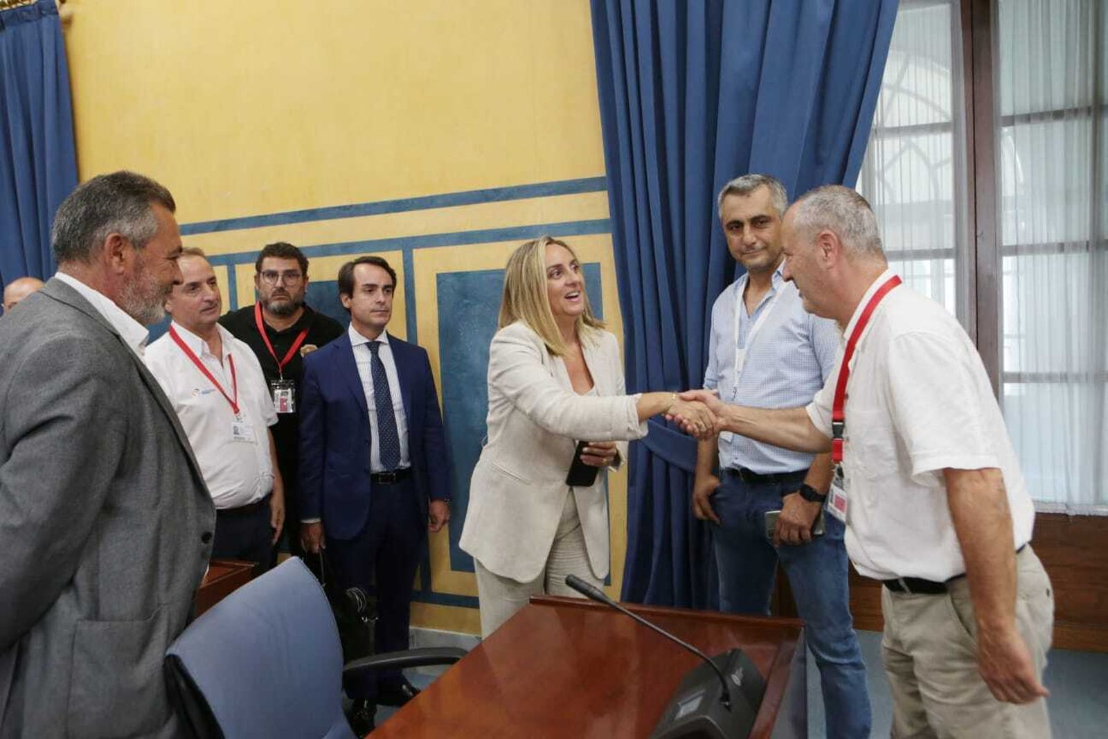 La consejera de Fomento, Marifrán Carazo, en una reunión con los representantes del taxi este jueves.