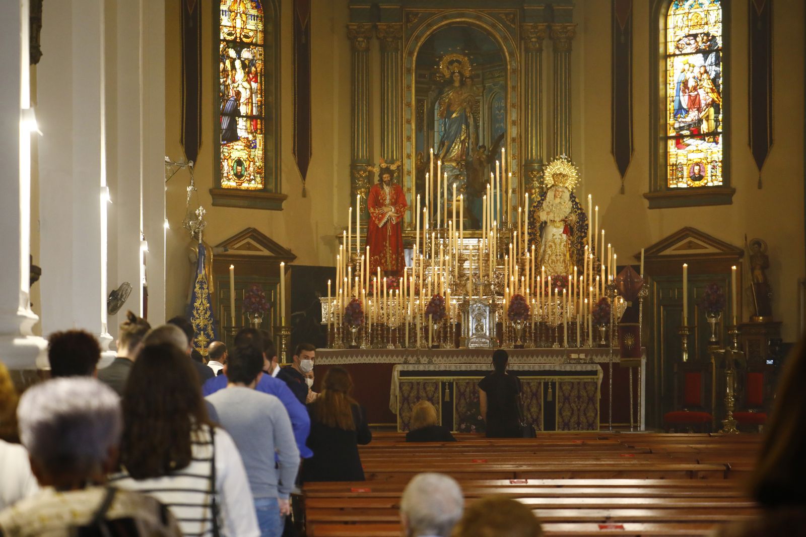 Cola hasta el altar del santuario de María Auxiliadora.