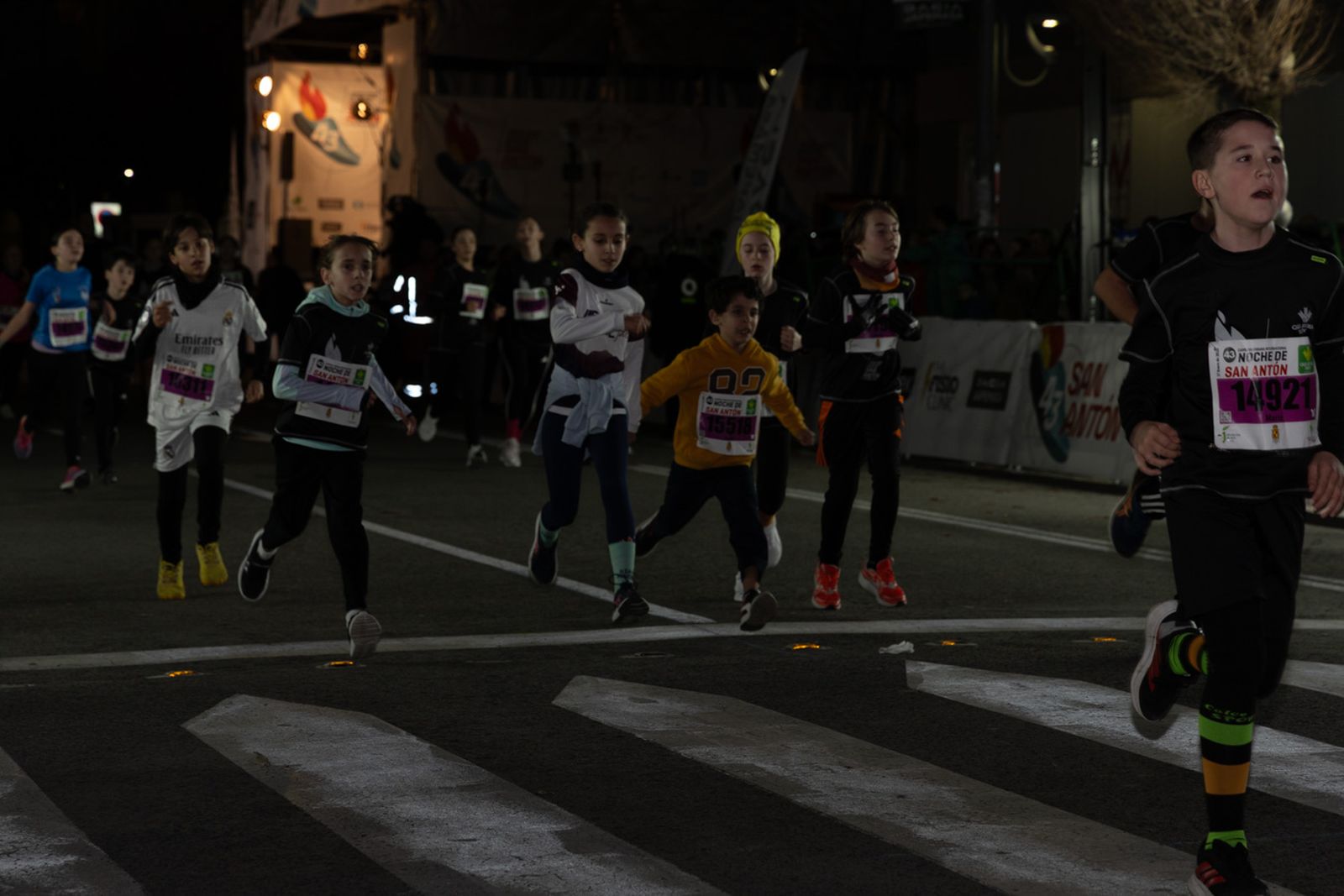 En imágenes: 2.000 atletas brillan con luz propia en la infantil de la Carrera de San Antón 2026