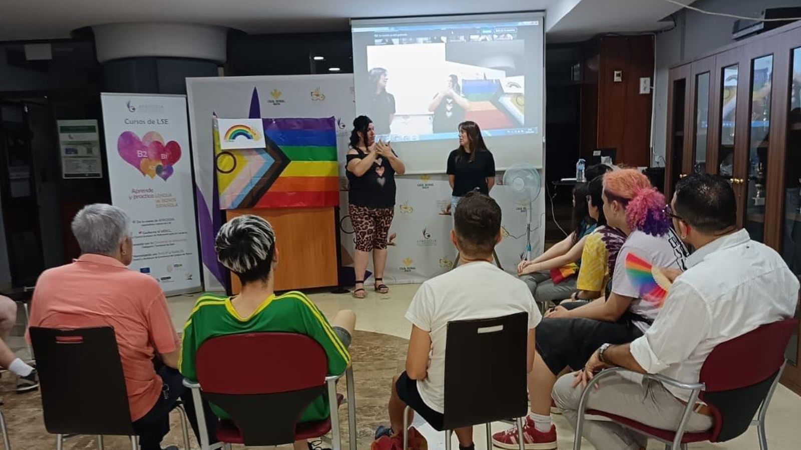 Jiennenses asisten a una de las actividades programadas con motivo del orgullo en la sede de Aprosoja.