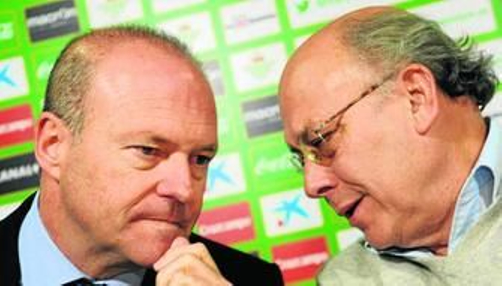 Pepe Mel y Juan Carlos Ollero dialogan durante la presentación del técnico el pasado lunes.