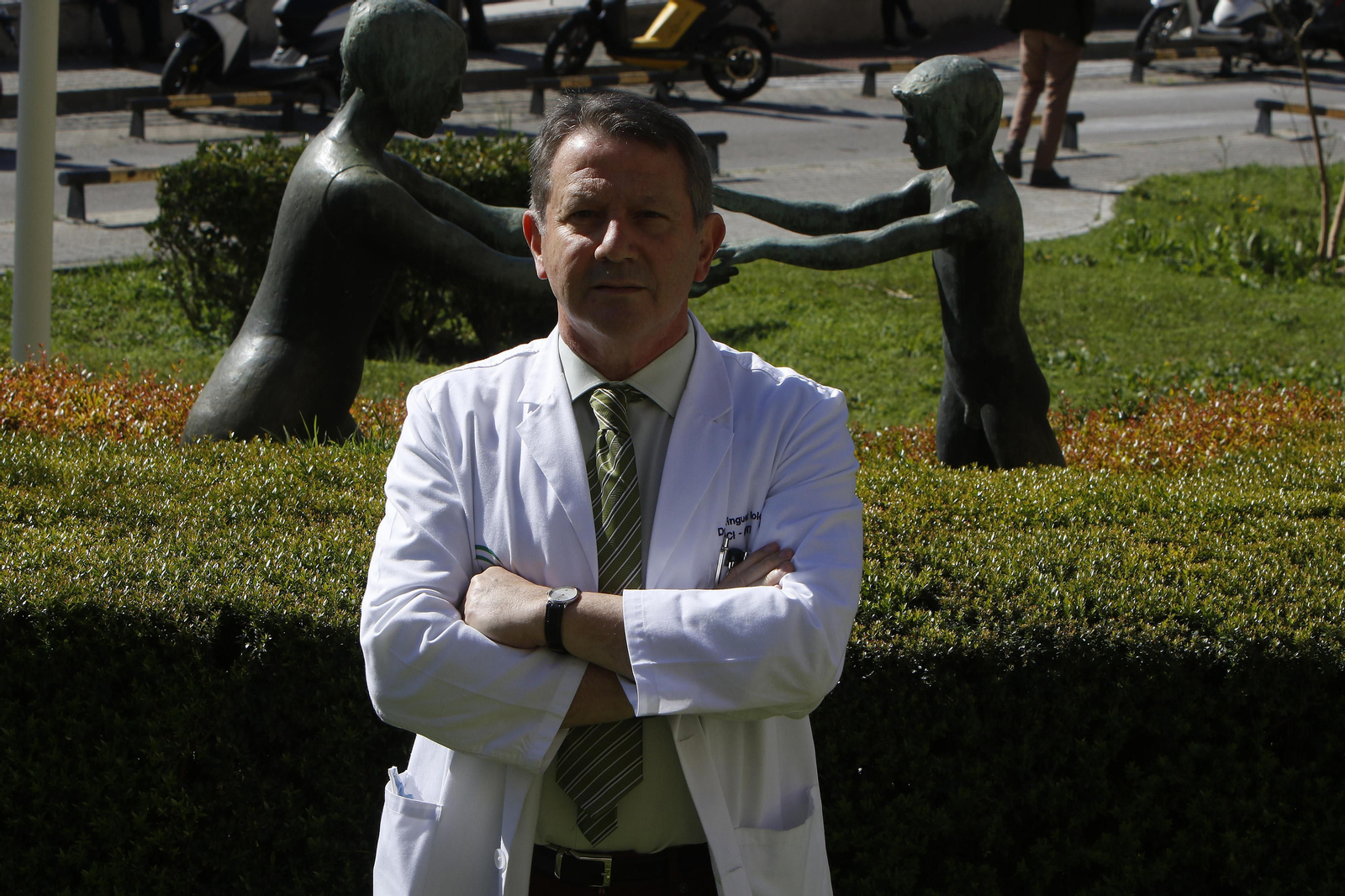 El médico intensivista José María Domínguez Roldán, en el entorno hospitalario del Virgen del Rocío.