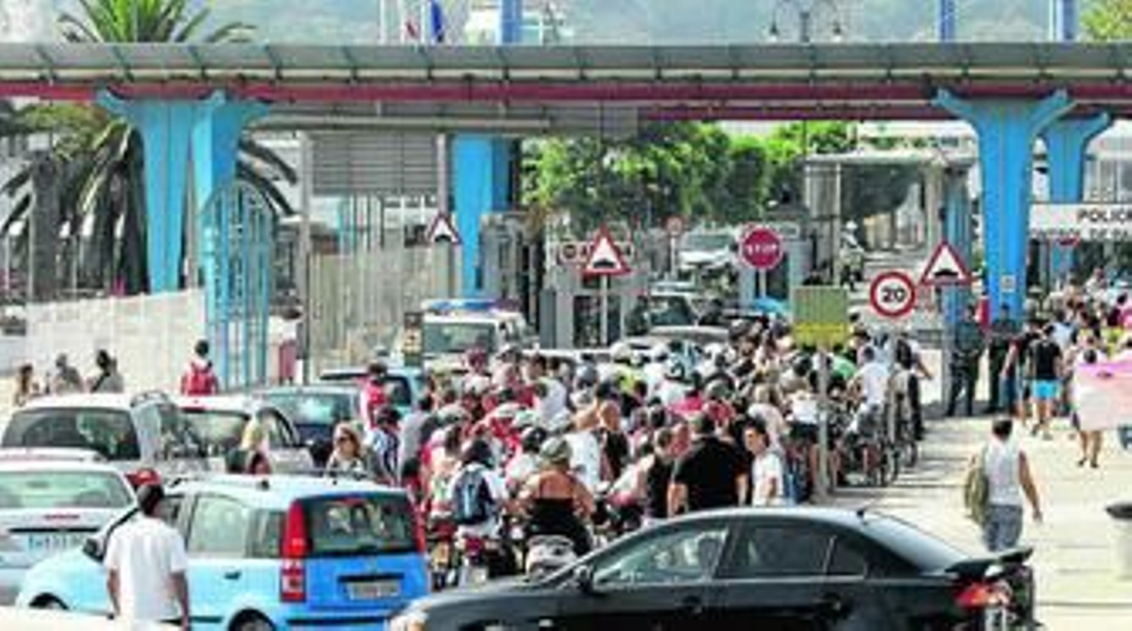 Colas ayer en la frontera por los controles, con motocicletas, bicicletas y peatones también afectados.