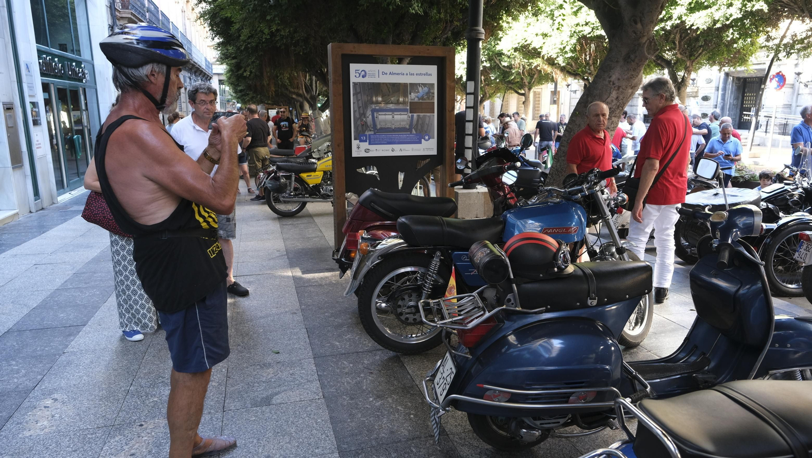 Las motos antiguas dan brillo a la Feria de Almería