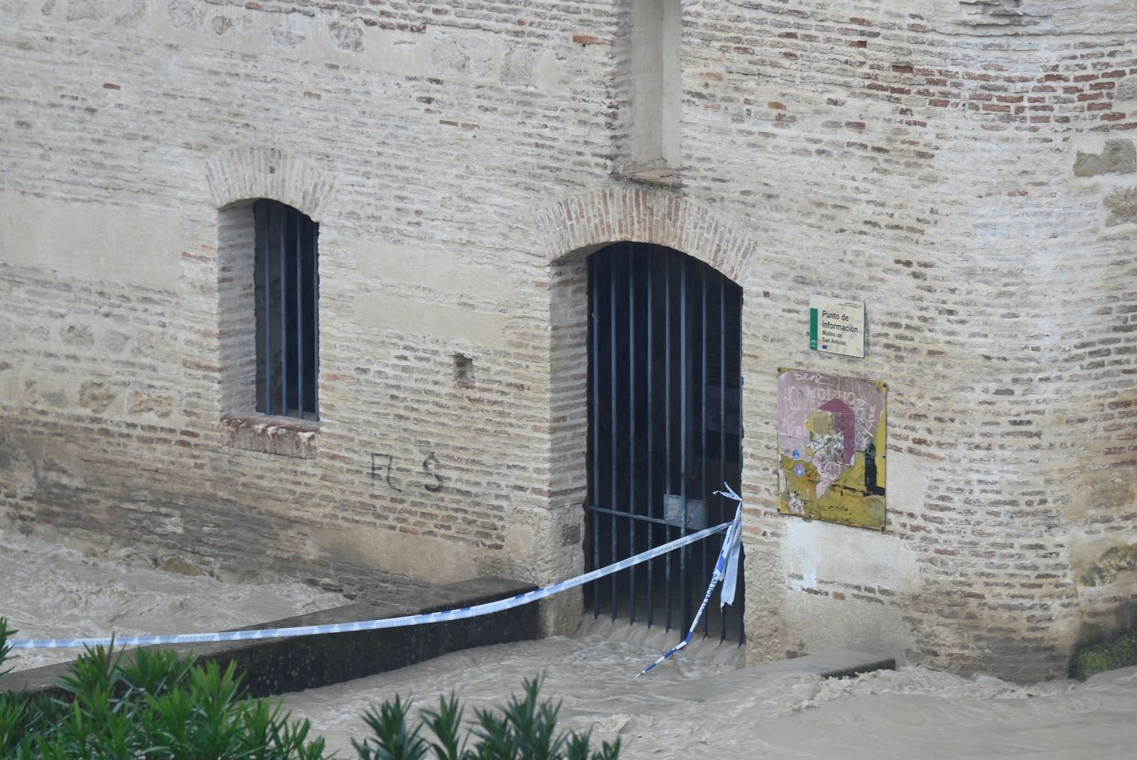 Las impactantes imágenes de la crecida del río Guadalquivir a su paso por Córdoba