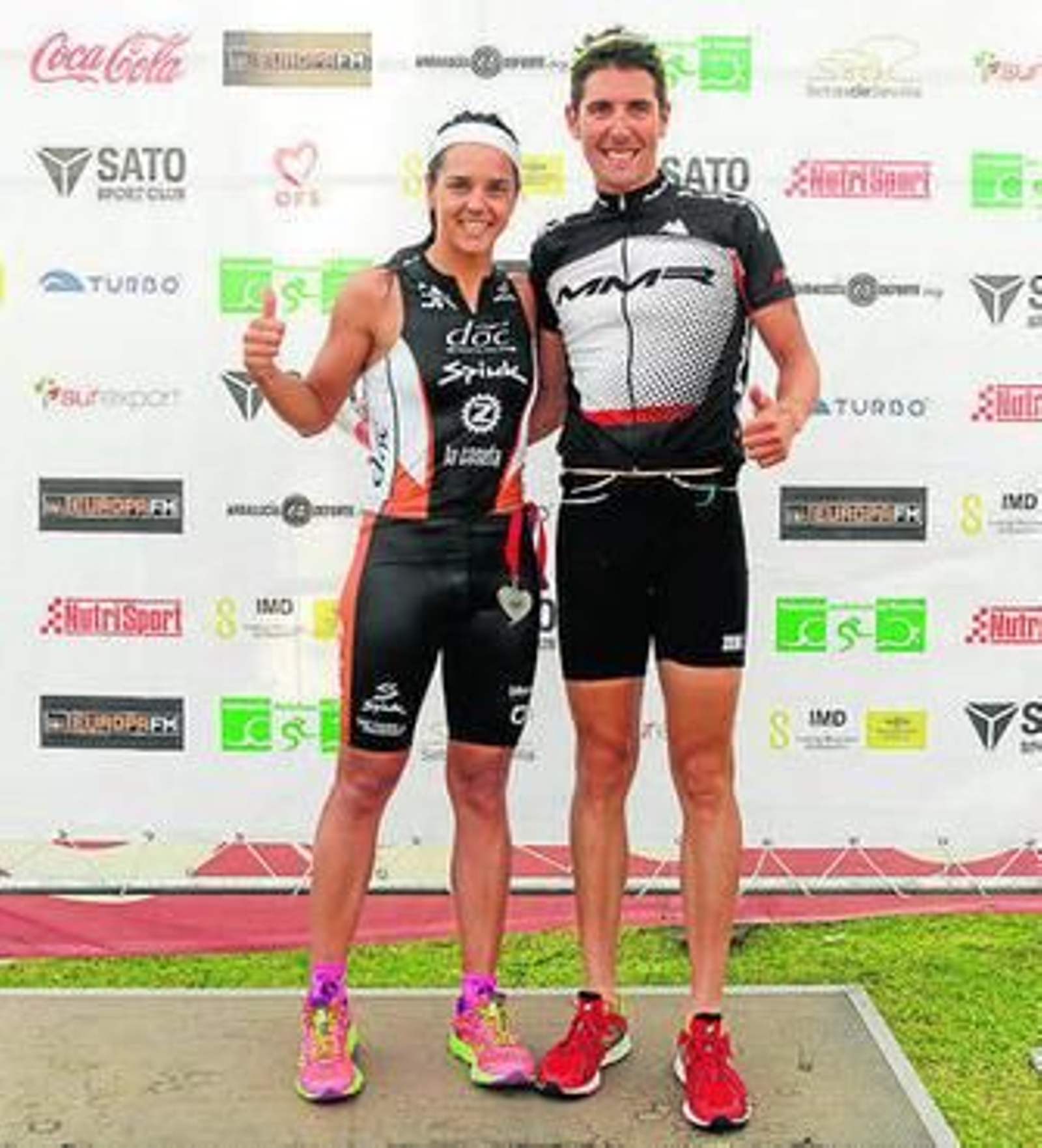 Josemi Pérez y María Pujol posan como ganadores.