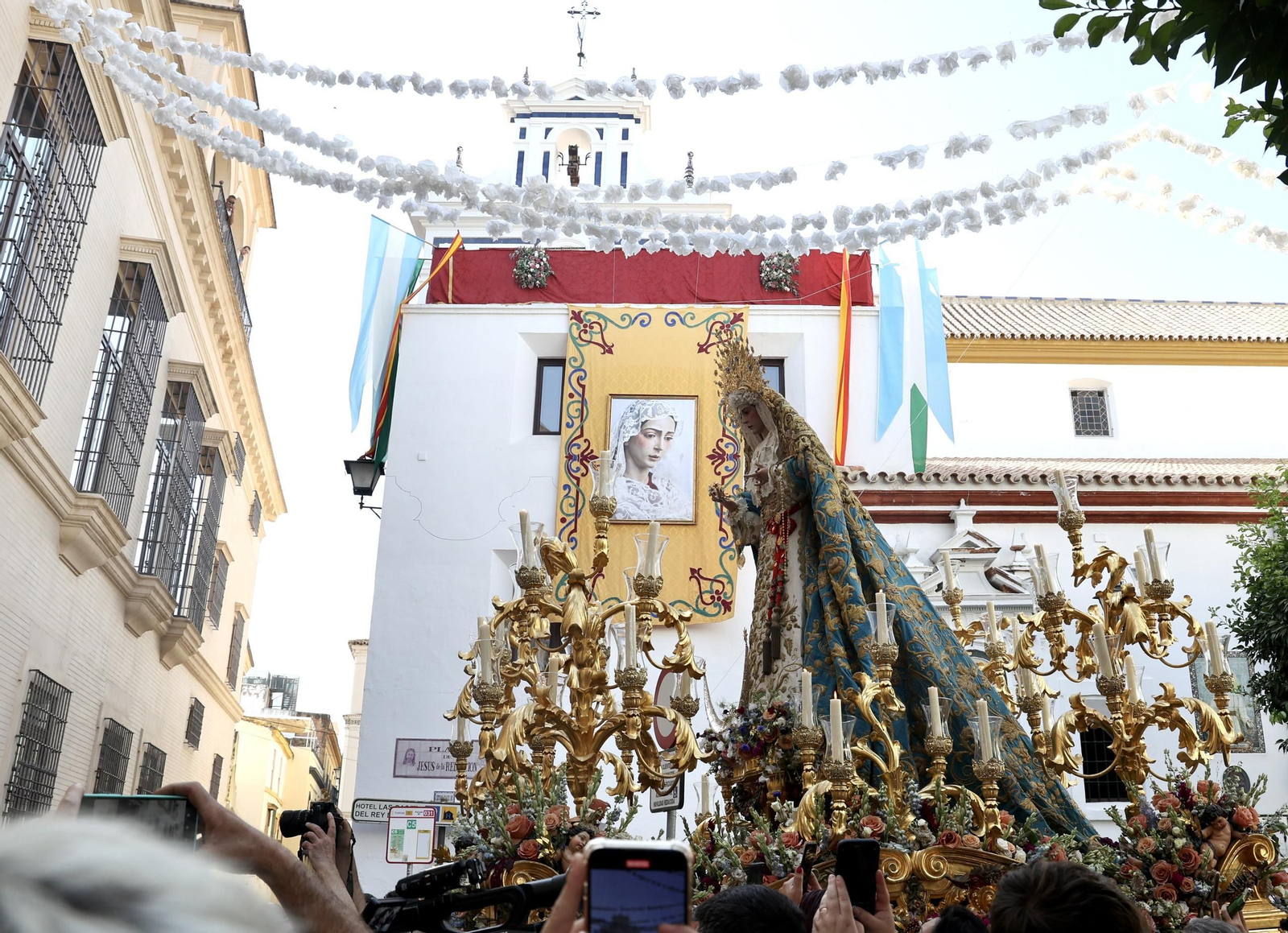 Las imágenes del traslado de la Virgen del Rocío al Salvador