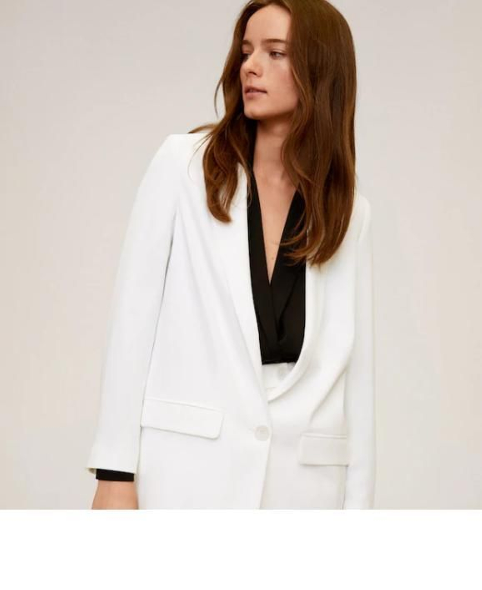 Chaqueta blanca estructurada de Mango outlet.