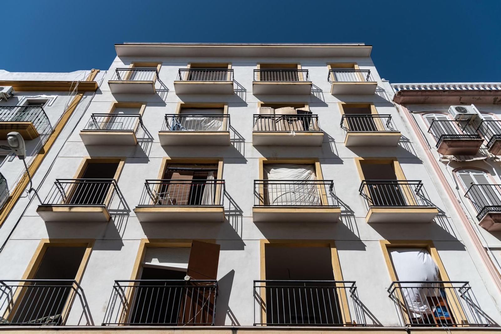 Fachada del edificio desocupado en Macías Belmonte
