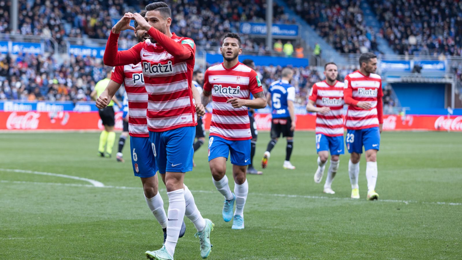 Antonio Puertas celebra el segundo tanto del Granada CF en Vitoria.