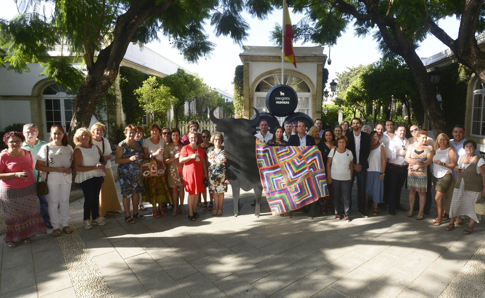 La foto de familia de integrantes de la asociación Menipatch, junto a hosteleros, políticos y colaboradores en la Ruta de la Tapa Patchwork.