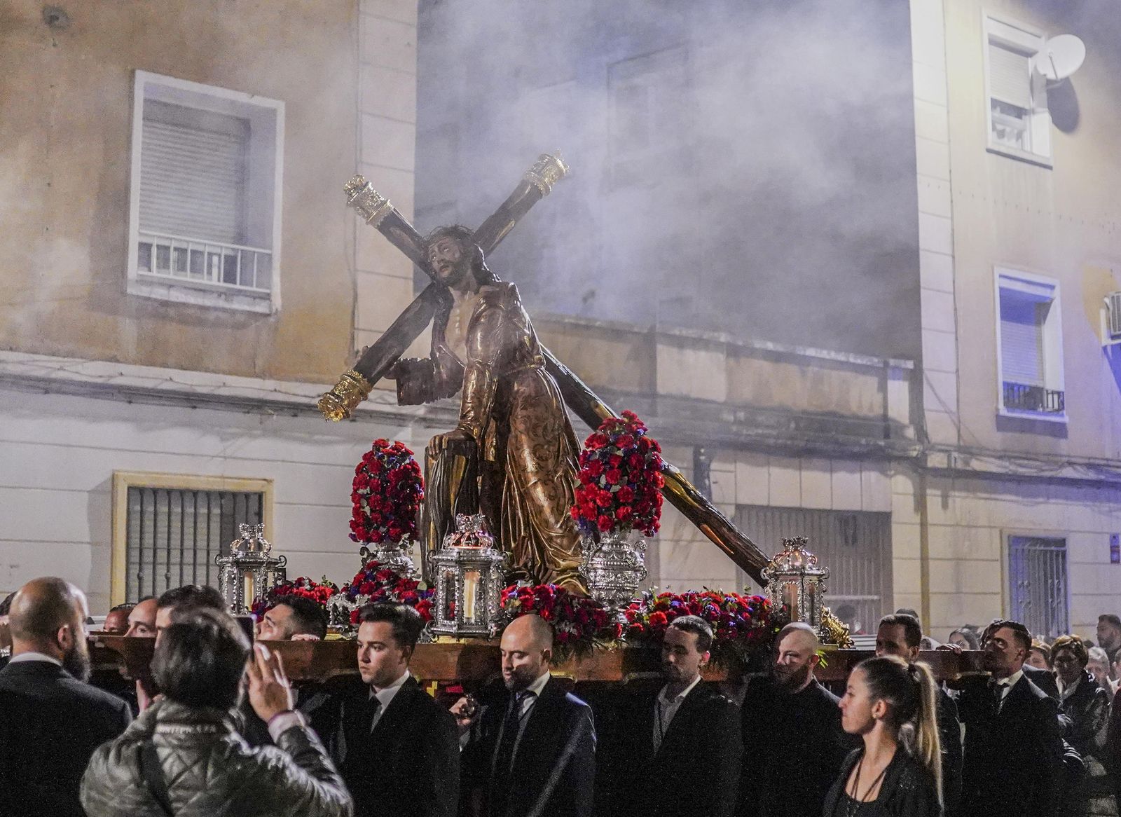 El vía crucis de la Hermandad del Trabajo, en imágenes