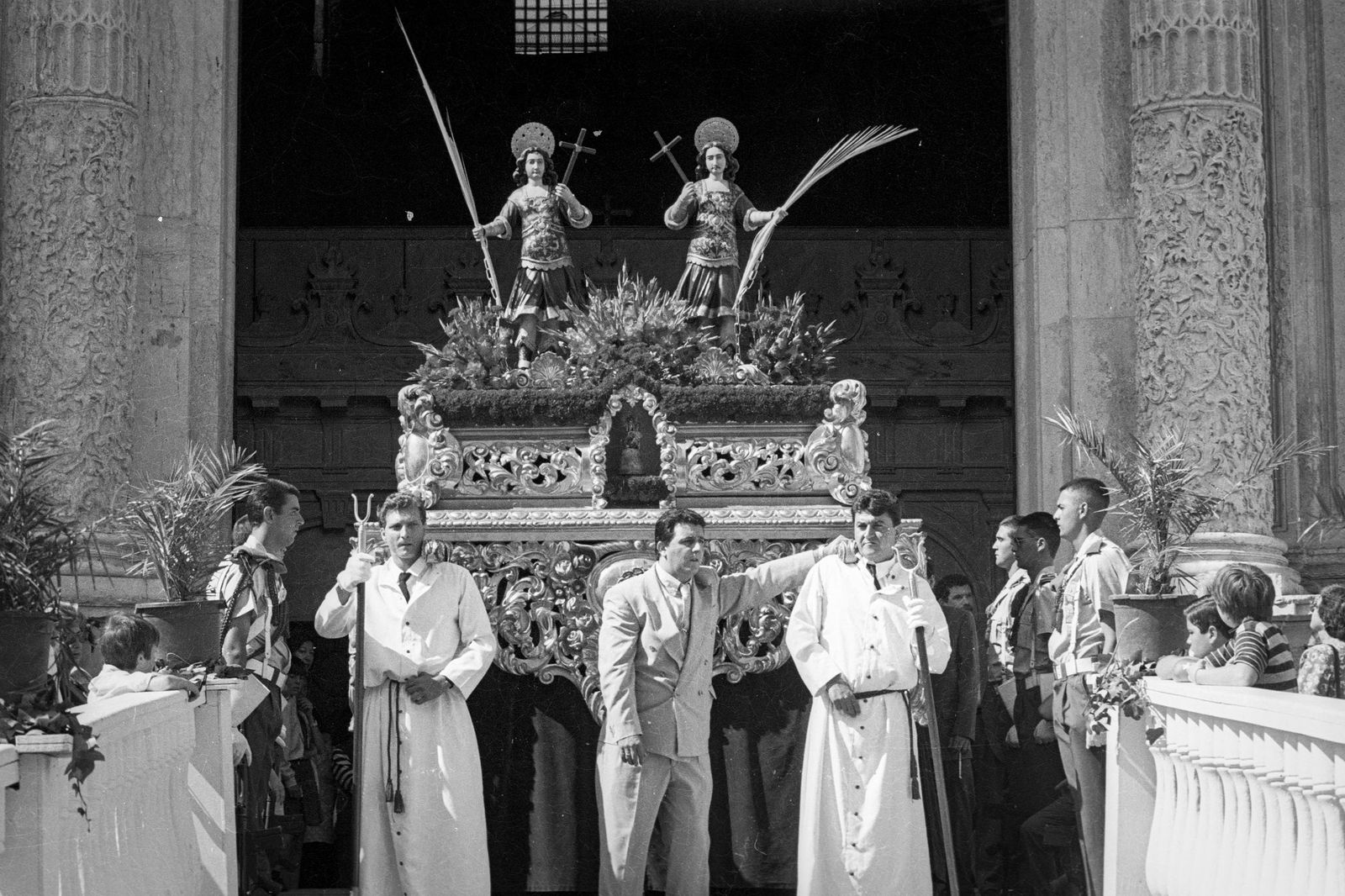 Momento en que el paso de los Patronos salió de la Catedral el domingo de Corpus de 1993.