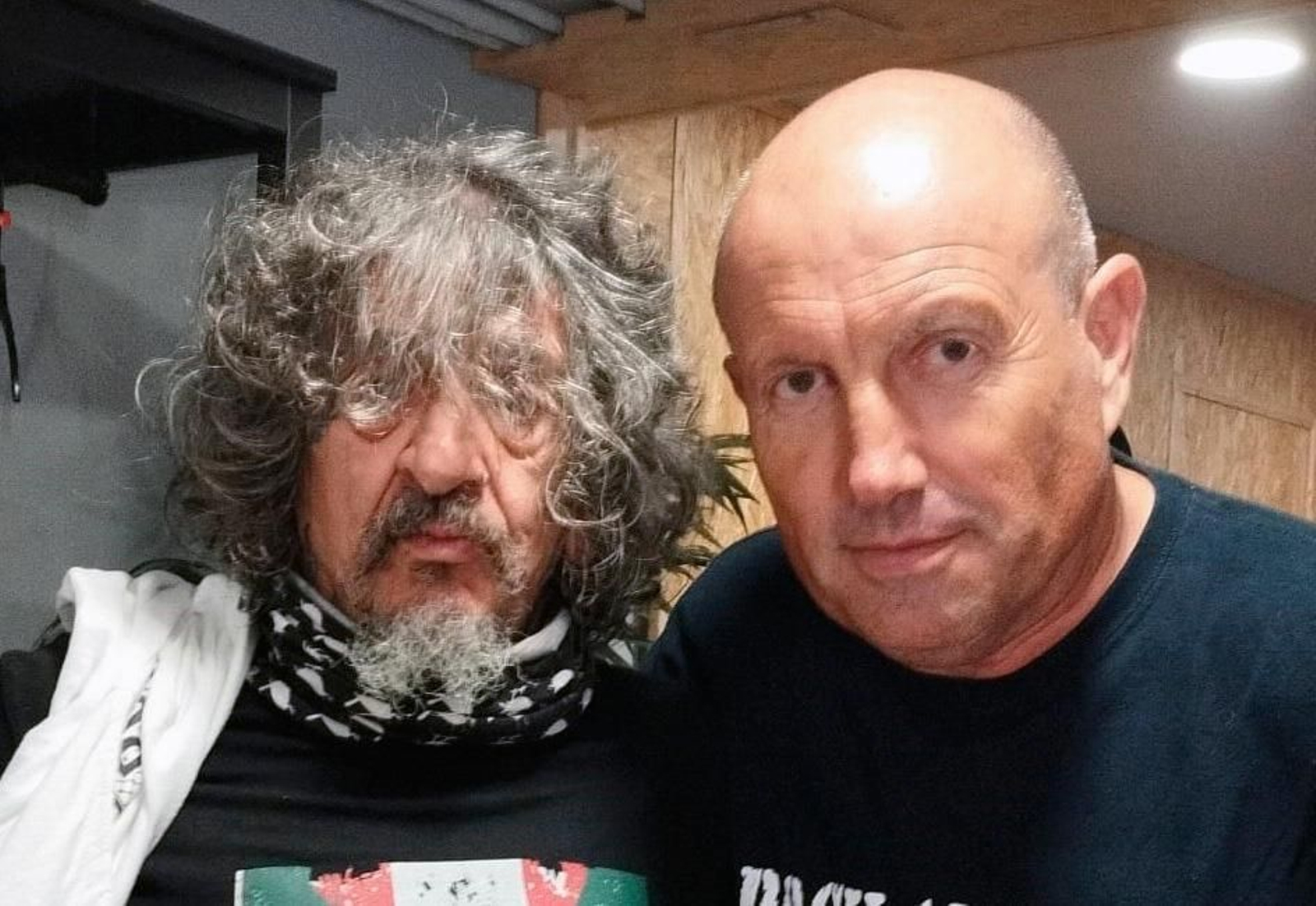 Evaristo Páramos con Diego Cerdán, autor de este libro sobre el rock en Albox.