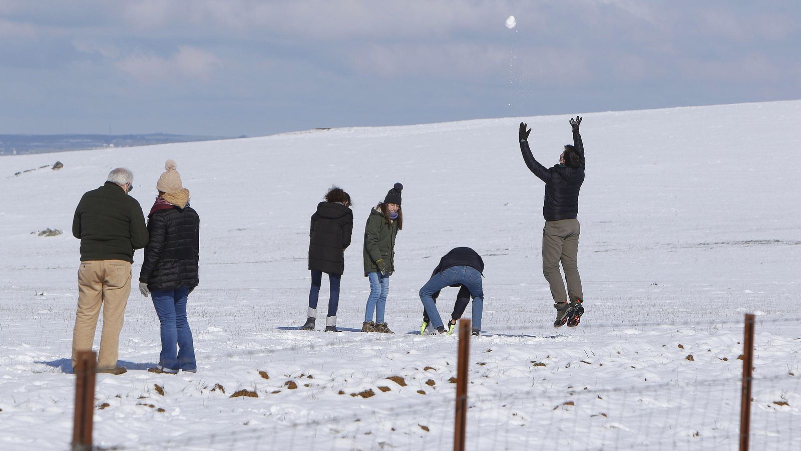 Un grupo de persona se divierte en un paisaje completamente nevado.