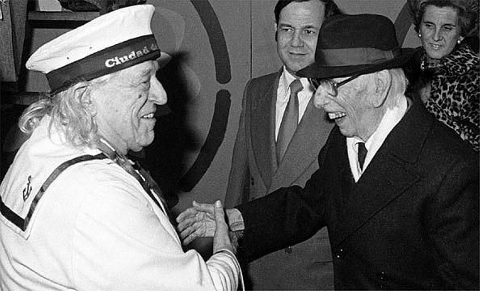 Animado saludo de Pemán y Alberti en el Carnaval de 1981