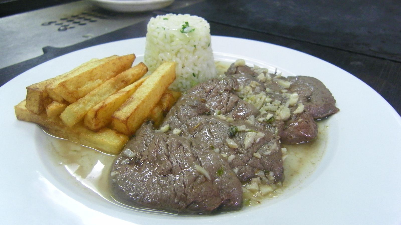 Venado al ajillo en el hotel Sierra de Algar.