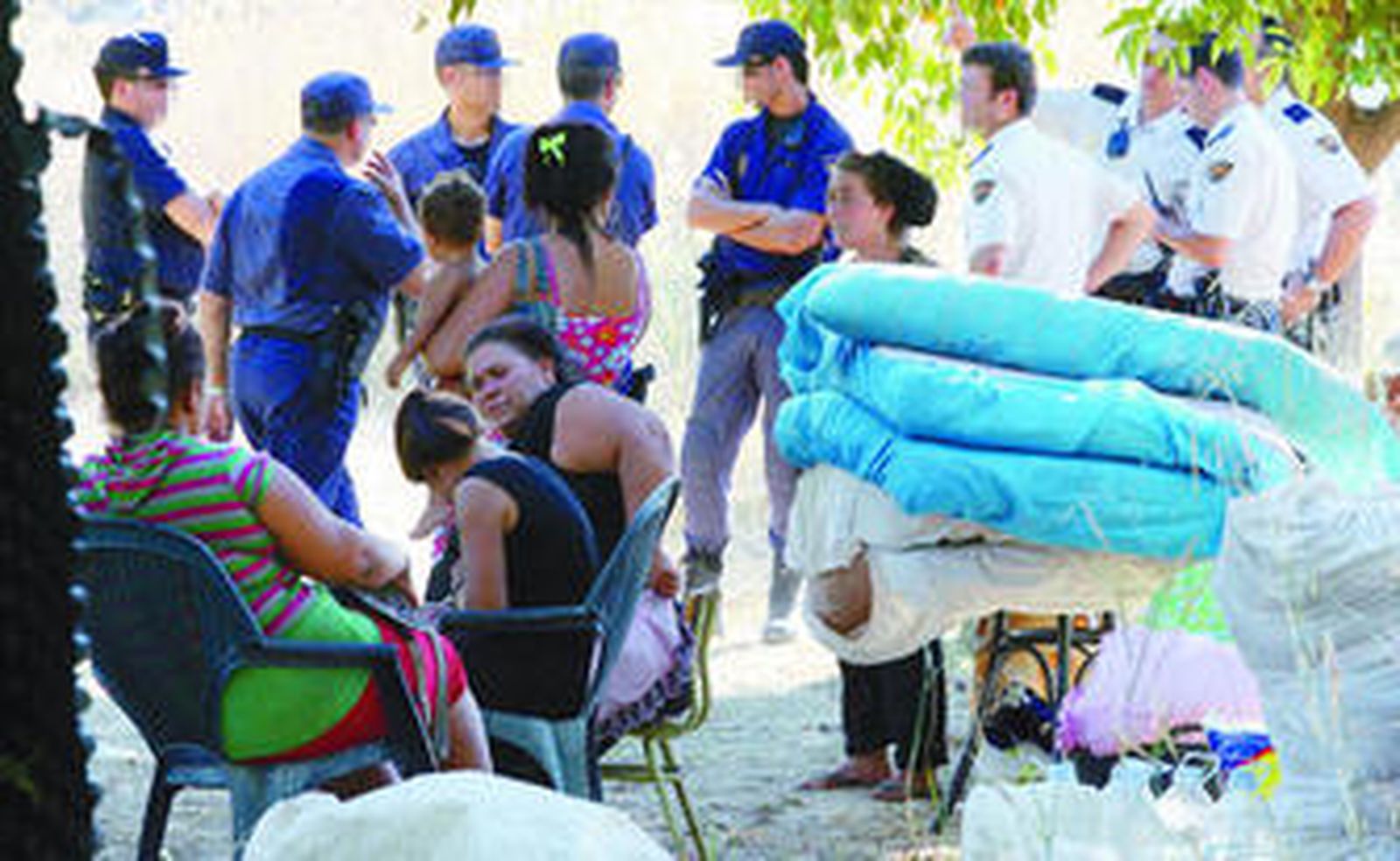 Un momento del desalojo policial de las familias, con los colchones preparados para ser cargados en las furgonetas.