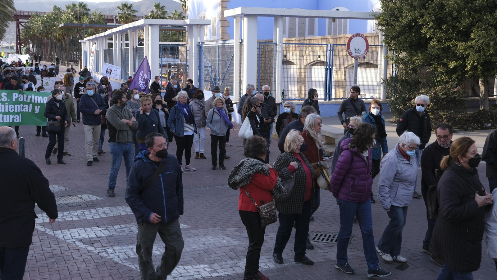 Fotogalería manifestación a favor de energías renovables ordenadas. Almería