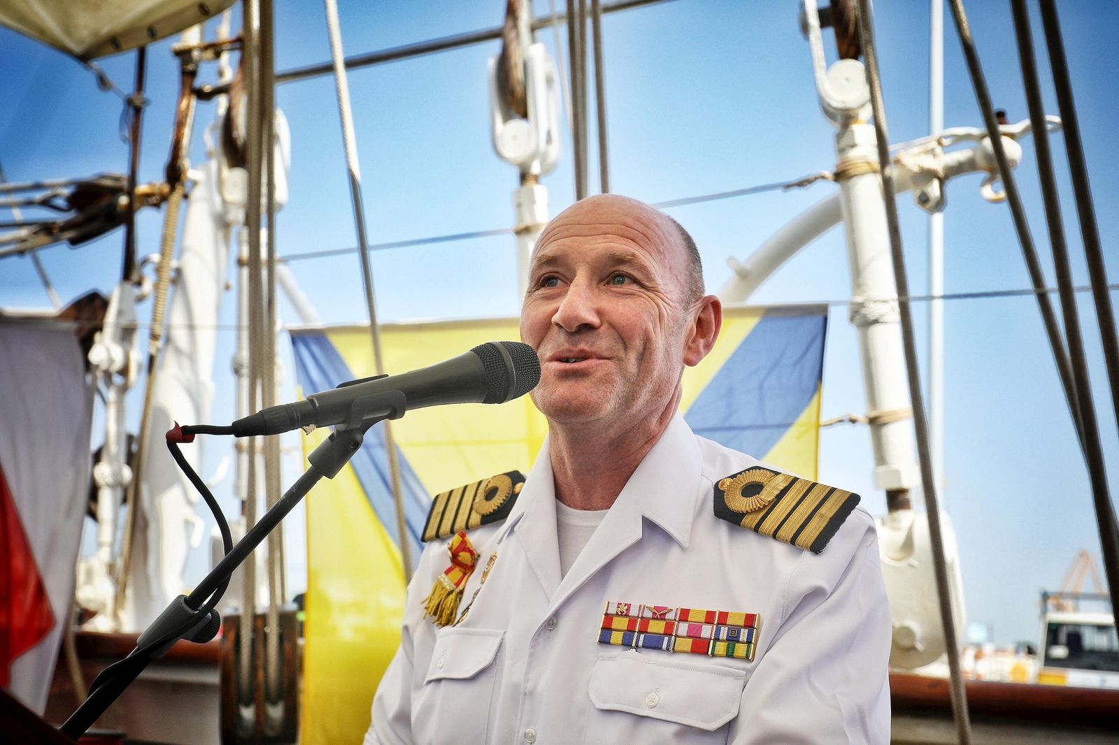 González Byass recibe en el 'Elcano' su Tío Pepe Estrella de los Mares