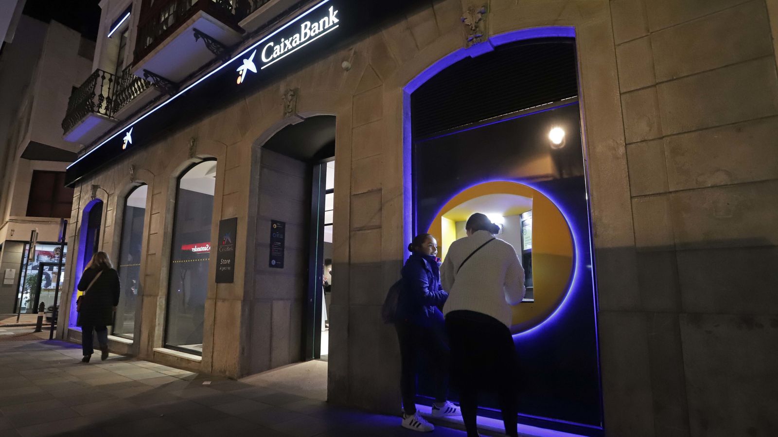 Inauguración de la nueva oficina de La Caixa en imágenes