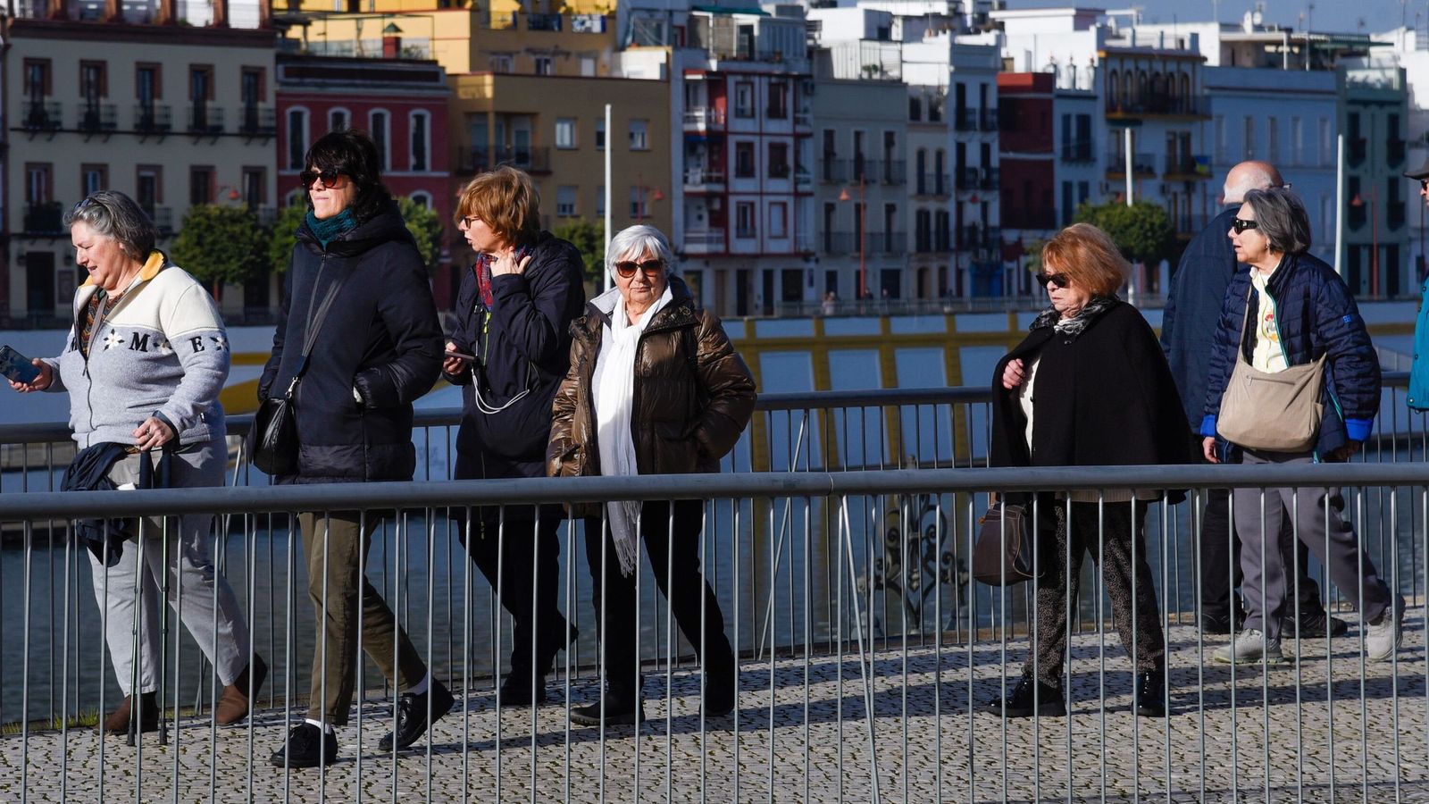 Turistas cerca del río