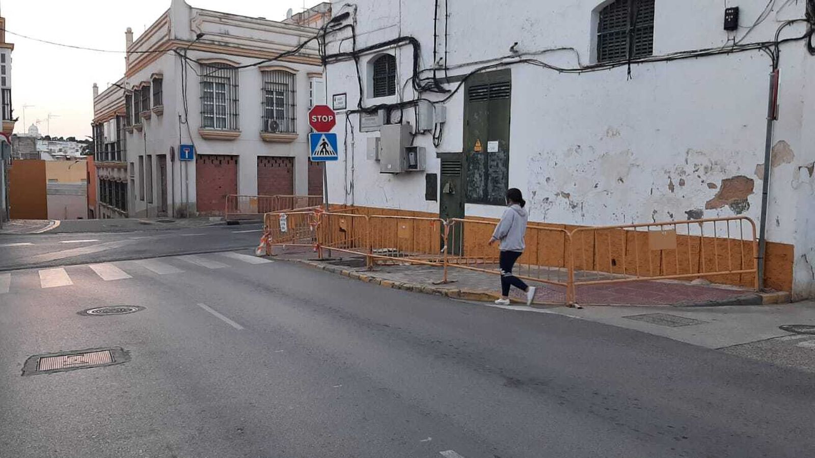 El vallado ocupa parte del acerado en las dos calles afectadas.