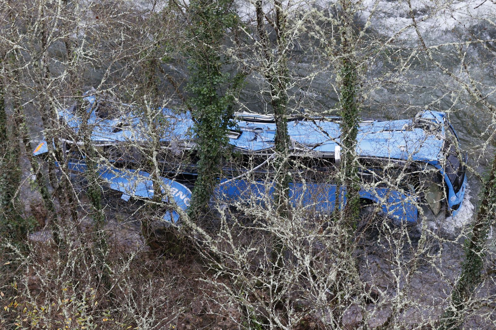 Impactantes imágenes: así quedó el autobús de Pontevedra tras caer al río