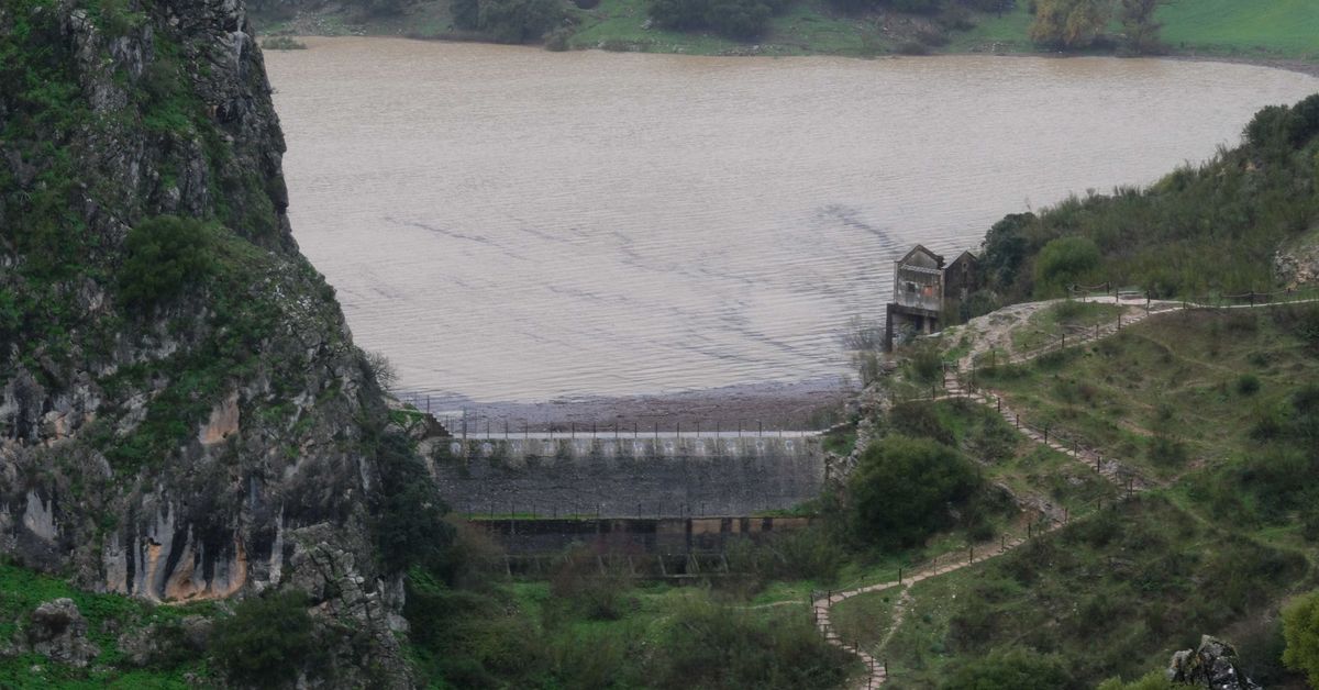 La presa de Montejaque comienza a desaguar tras alcanzar el límite de su capacidad