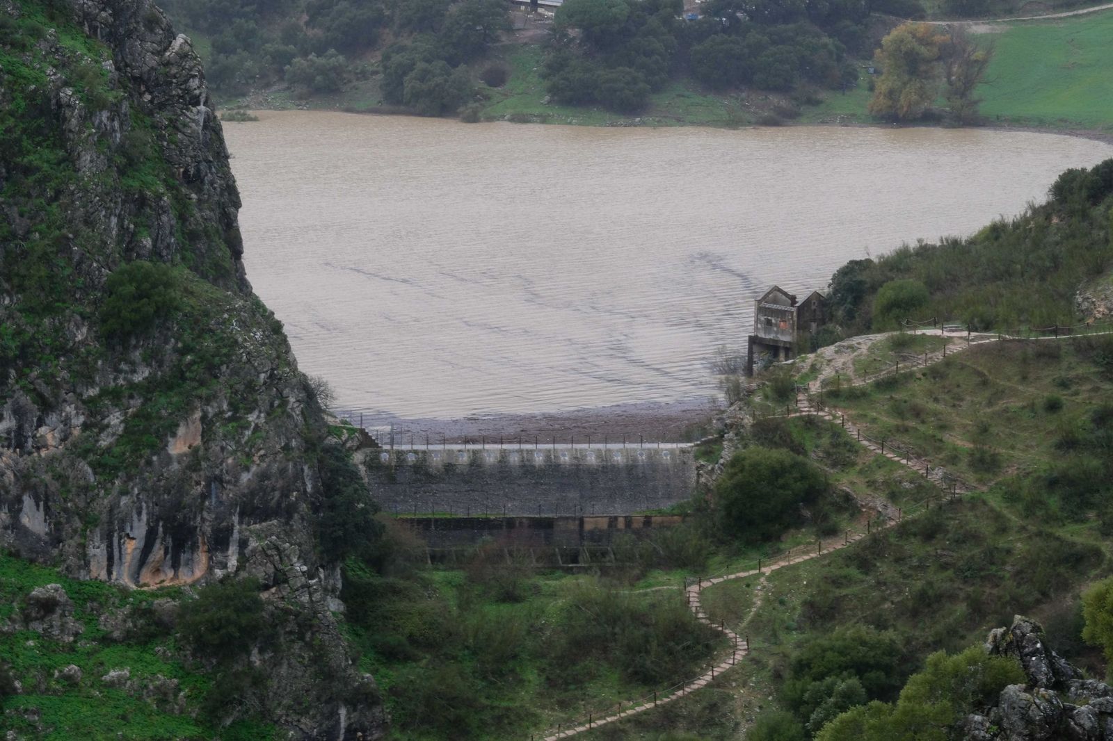 El agua se encuentra al límite de su aliviadero.