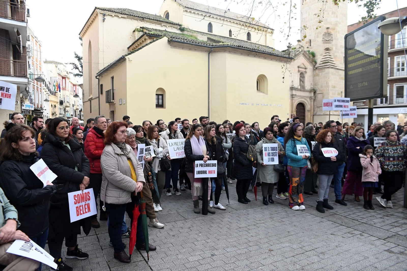 La concentración en Córdoba por la educadora social asesinada en Badajoz, en imágenes