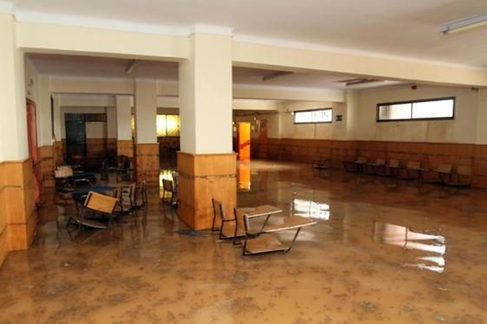 Málaga limpia el barro dejado por la tromba de agua del sábado