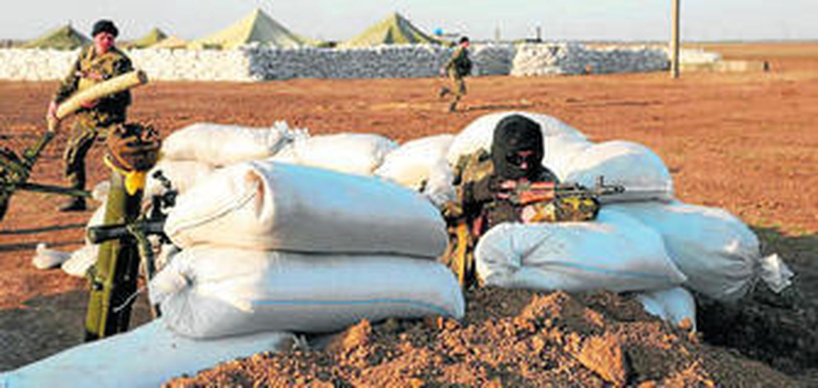 Soldados ucranianos toman posición cerca de la frontera con la península de Crimea.