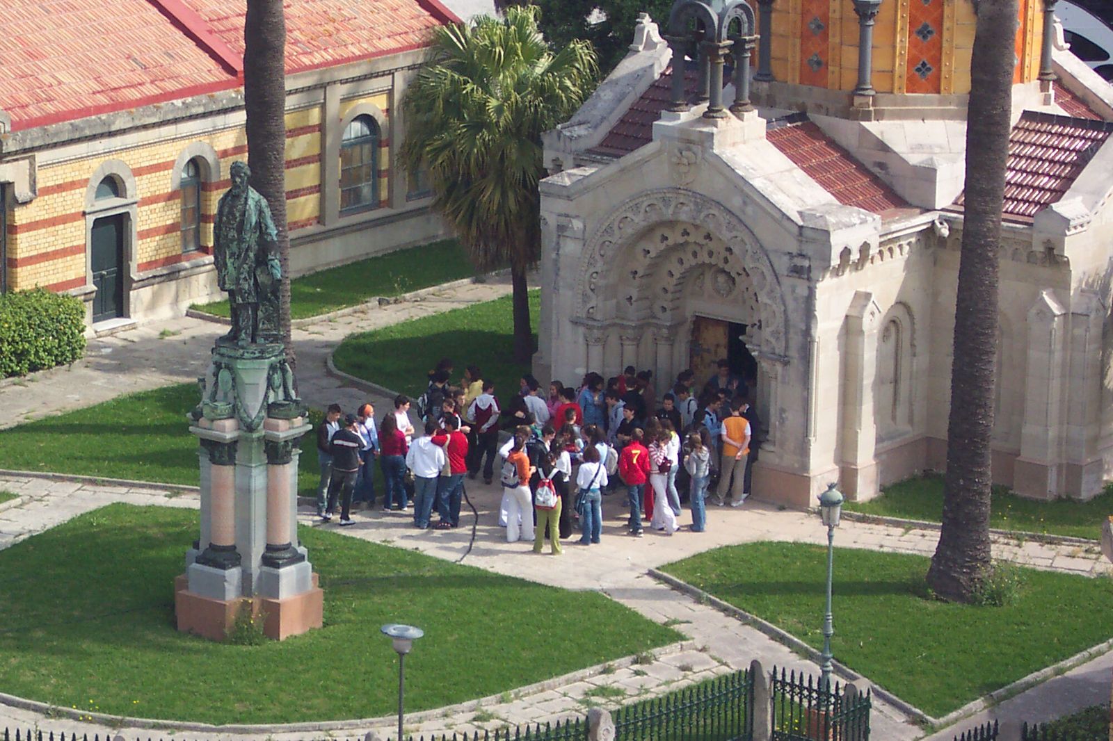 Un grupo de escolares en una visita a la Capilla de Matagorda