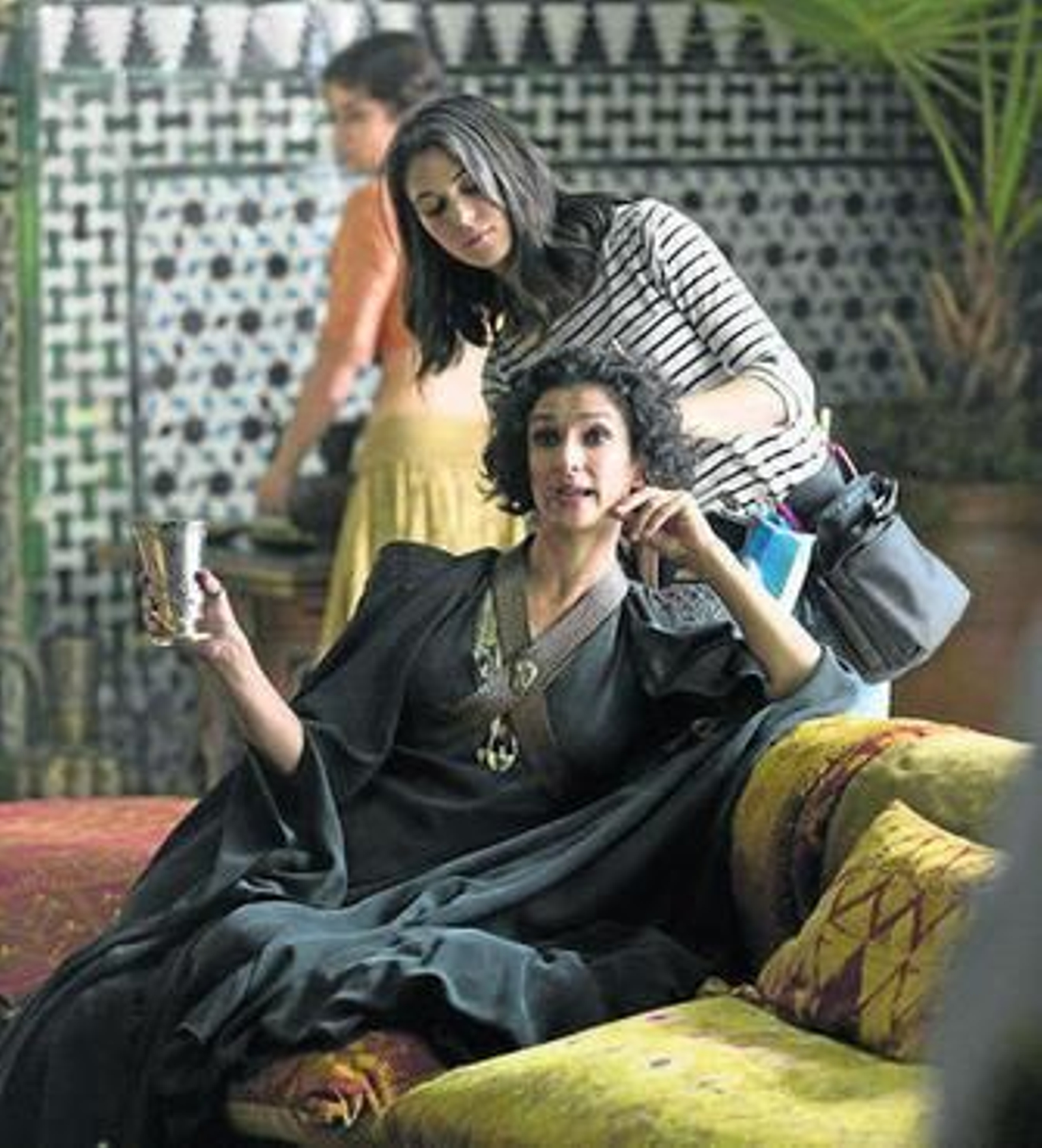 Retoques de peluquería a una de las actrices en los Reales Alcázares.