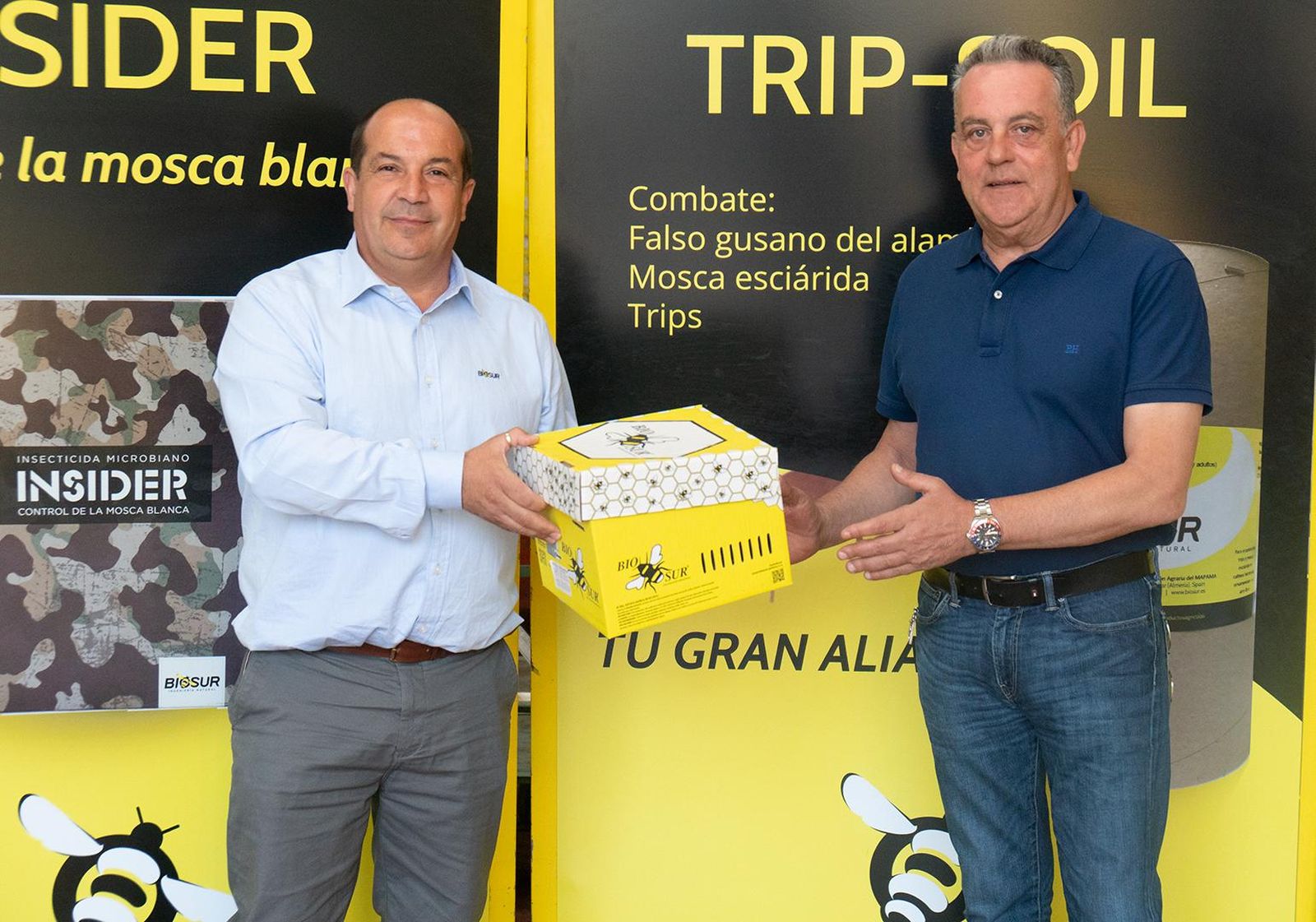 Entrega de la primera colmena de abejorros para su reciclaje.