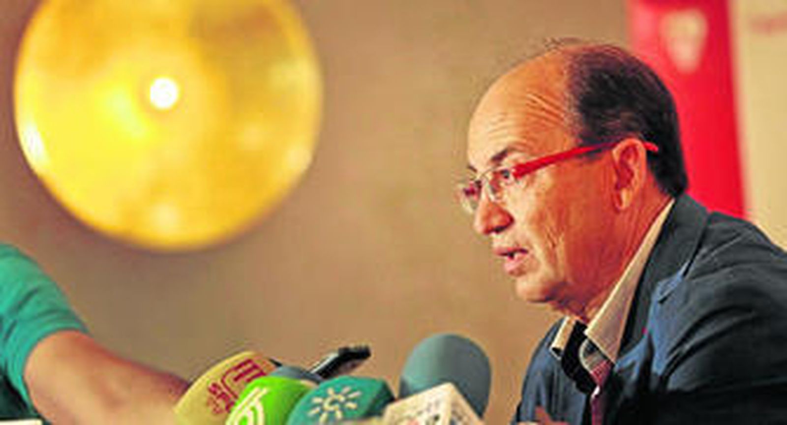 El presidente del Sevilla, José Castro, atiende a los medios en una rueda de prensa esta pretemporada en Rota.