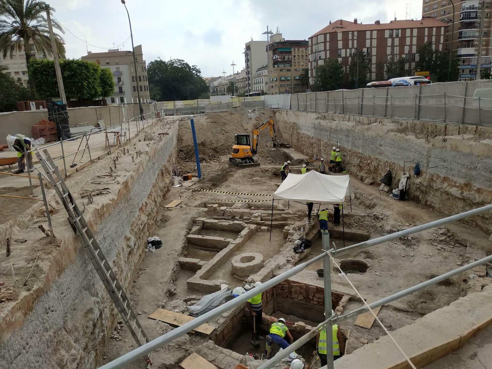 Fotos de las excavaciones arqueológicas en el tramo del Metro junto al edificio de Hacienda