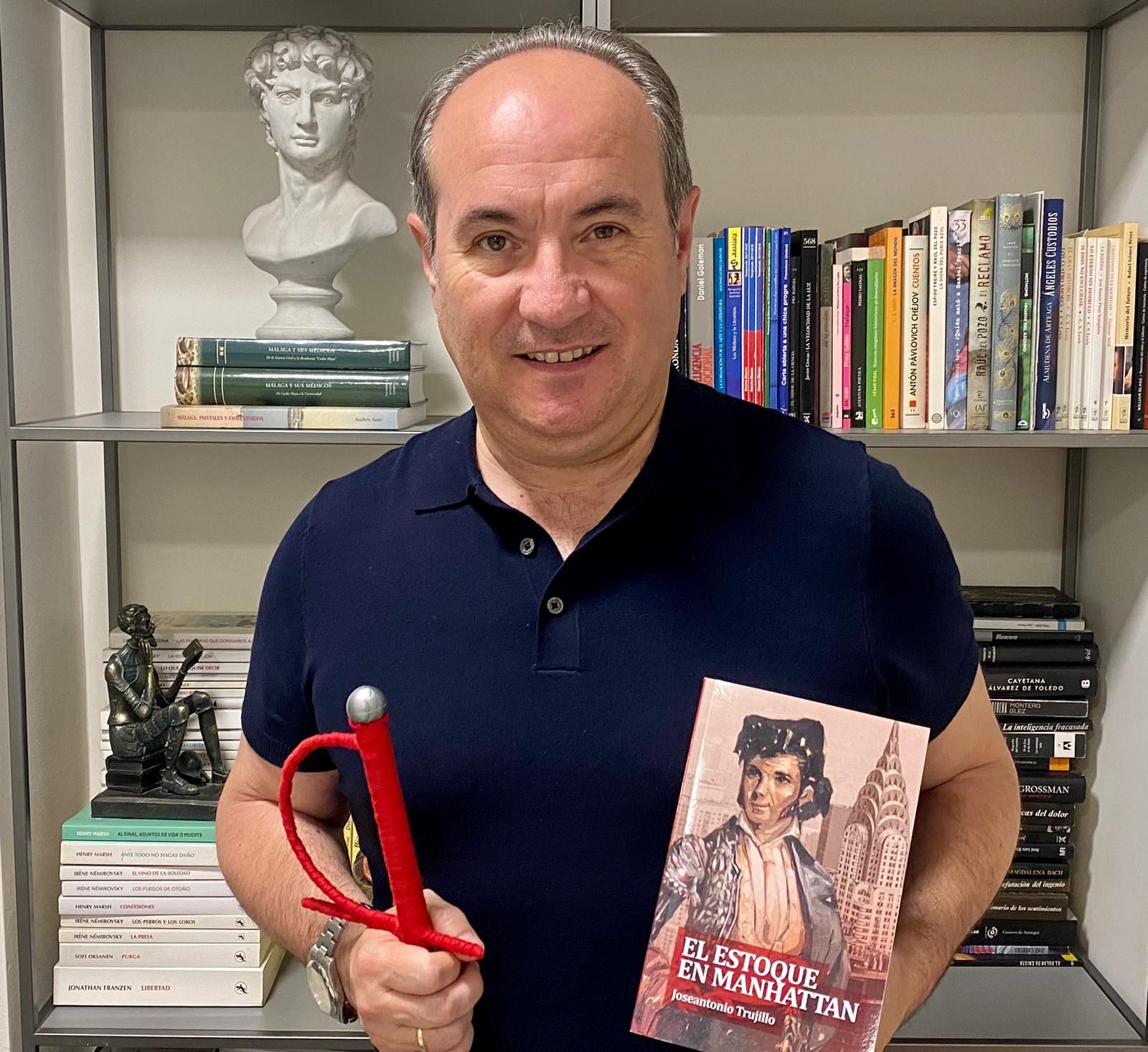 Trujillo con su nueva novela.